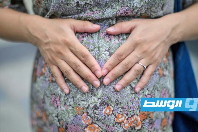 بسبب خطأ طبي.. امرأة تلد طفلا ينتمي «بيولوجيا» لزوجين آخرين