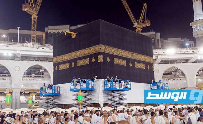 بالصور.. رفع كسوة الكعبة المشرفة 3 أمتار استعدادًا لموسم الحج