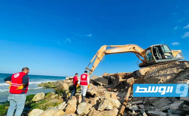 متطوعو «الهلال الأحمر» ينتشلون رفات بشرية من كورنيش درنة