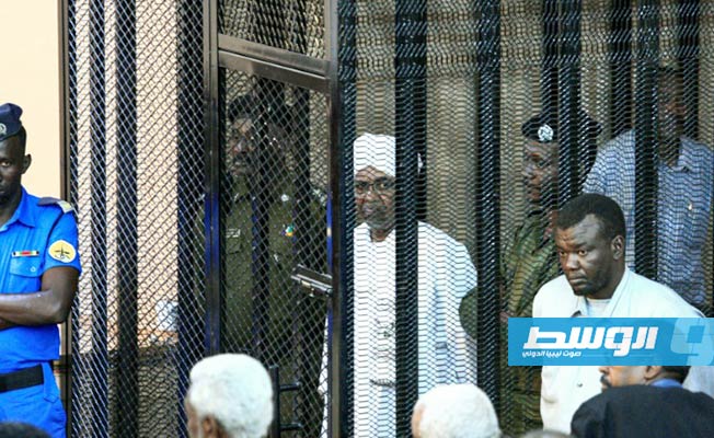 أنصار البشير يتظاهرون ضد الحكومة الانتقالية بعد مرور عام على إطاحته من السلطة