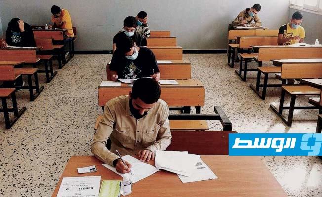 طلاب الشهادة الثانوية يواصلون أداء الامتحانات لليوم الثالث