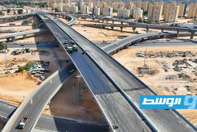 بالصور.. استمرار العمل في جسر طريق المطار ضمن «الدائري الثالث»
