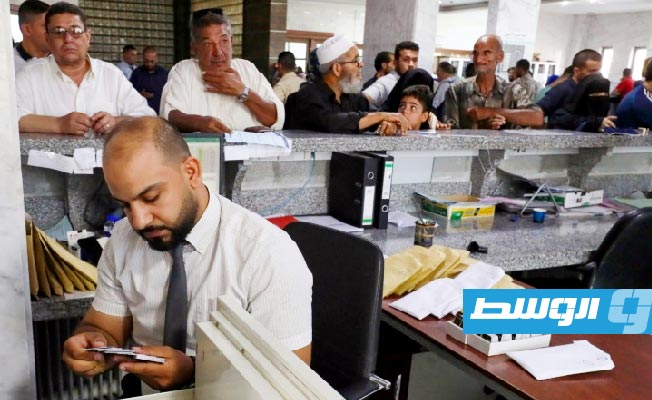 خبراء: مضاربات «سماسرة العملة» تضعف الدينار وتستنزف احتياطي النقد الأجنبي