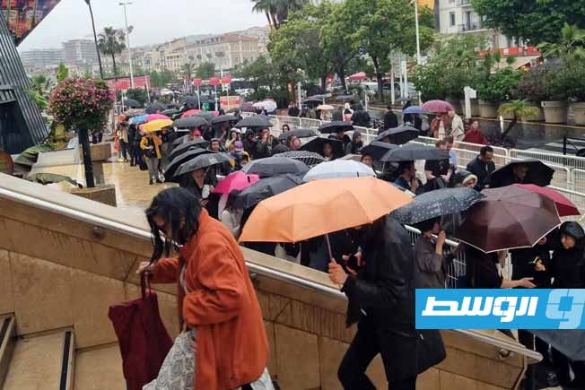 على الرغم من المطر.. جمهور كثيف في عرض «عائشة لا تستطيع الطيران بعد الآن»