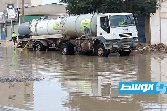 نزح مياه الأمطار المتراكمة في طرابلس (صور)