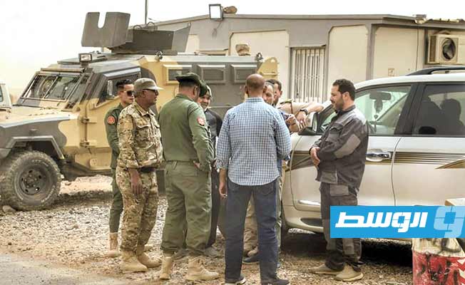 رئيس اللجنة الإدارية بالنهر الصناعي يزور حقول آبار الحساونة ويتفقد النقاط الأمنية