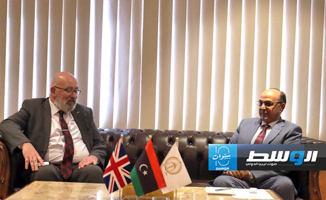 سفير بريطانيا يناقش في بنغازي ترتيب لقاءات بين رجال الأعمال والغُرف التجارية