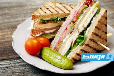 كلوب ساندويتش بالبيض والخضروات