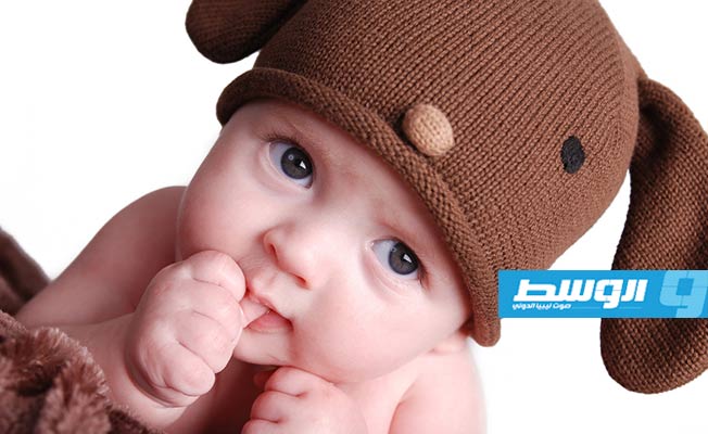 فوائد وضع الرضيع يده في فمه
