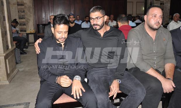 بالصور: خالد سليم وأكرم حسني يواسيان حماقي في وفاة عمته