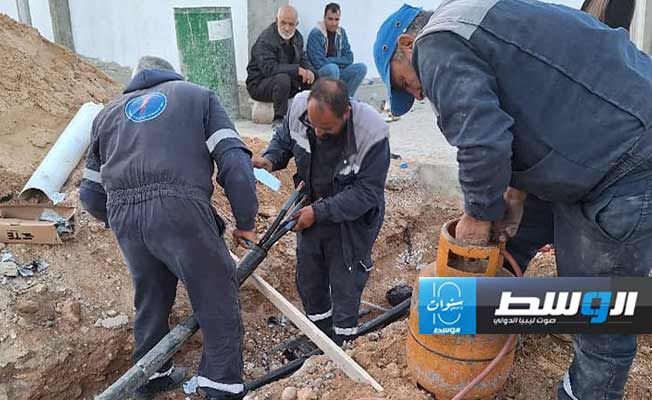 صيانة كابل وخط كهرباء في درنة وطرابلس