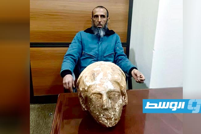 Citizen finds the head of an ancient statue on his farm north of Shahhat and hands it over to the government