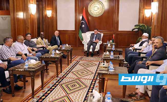 بالصور.. رئيس الوزراء يلتقي عددًا من لجنة الإدارة ومشجعين ورياضيين قدامى بالاتحاد