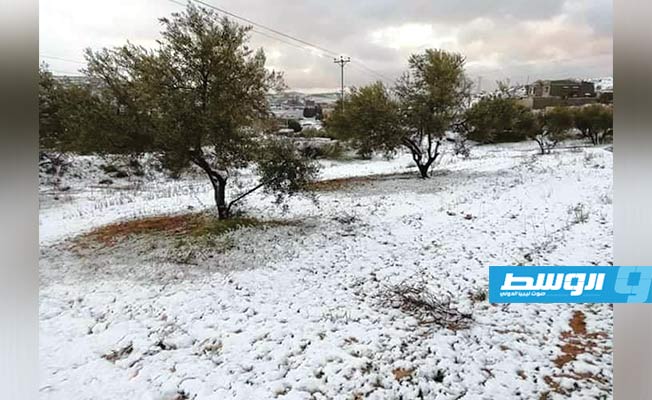 الثلوج تغطي غريان ودرجات الحرارة تنخفض على أغلب المناطق أثناء الليل