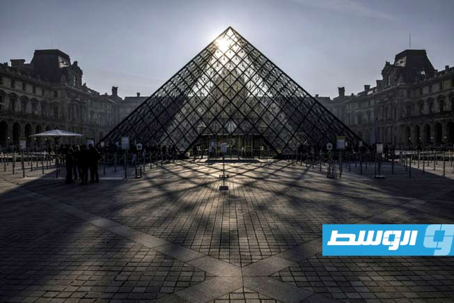 موظفو اللوفر يمددون إضرابهم والمتحف يفتح أبوابه جزئيًا