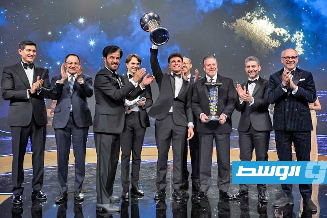 لاندو نوريس يتسلم جائزة بطولة العالم لسباقات فورمولا 1