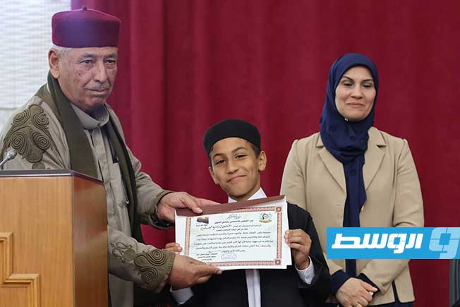 «مرافعة العكاز والقلم».. احتفاء بذاكرة الإبداع والنضال في سيرة إدريس الطيب