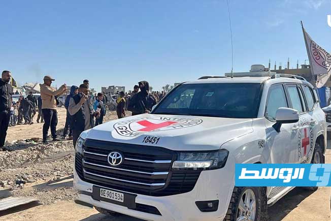 وصول مركبات الصليب الأحمر إلى ساحة تسليم الأسرى الإسرائيليين في خان يونس