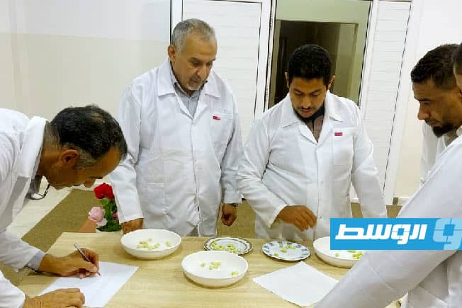 فريق بحثي يجري زيارات ميدانية لتطوير زراعة «الزيتون الأبيض الترهوني»