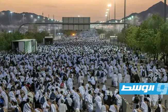 الحجاج ينفرون من عرفات إلى مزدلفة