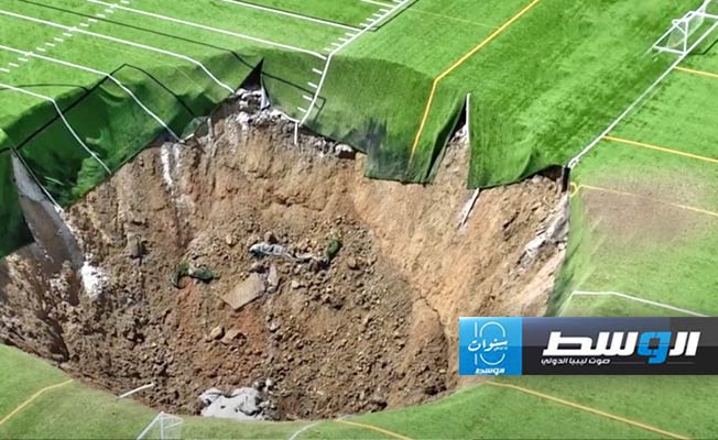 شاهد.. ظهور حفرة عملاقة وسط ملعب كرة في أميركا