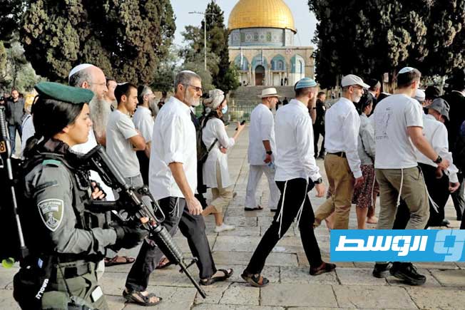 مئات المستوطنين يقتحمون المسجد الأقصى