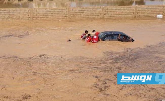 إخلاء عائلات عالقة بحي الروس في طبرق جراء السيول