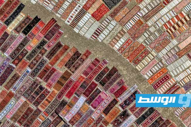 تعتيق آلاف السجادات تحت أشعة الشمس معلم سياحي في أنطاليا التركية