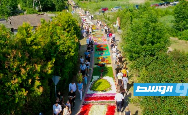 سكان قرية بولندية يعدون سجادة ضخمة من الورود