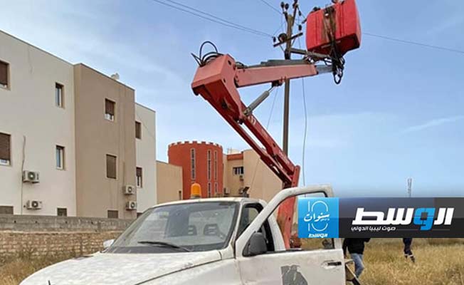 صيانة طارئة على خط كهرباء في عين زارة