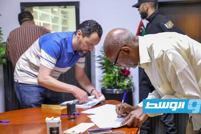 «الحكم المحلي» تسلم مكافآت تشجيعية لمخاتير المحلات بـ60 بلدية