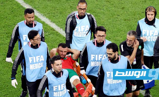 إصابة رومان سايس وخروجه ويعوضه أشرف داري