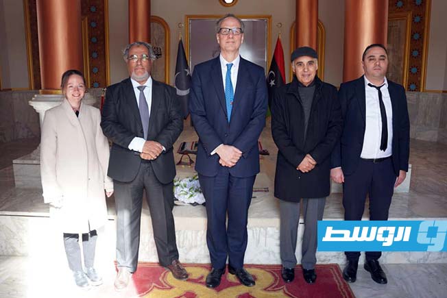 السفير البريطاني في ضيافة مركز السلام ببنغازي