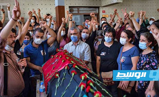 الشرطة التركية تطلق الغاز المسيل أثناء دفن محامية توفيت بعد إضرابها عن الطعام