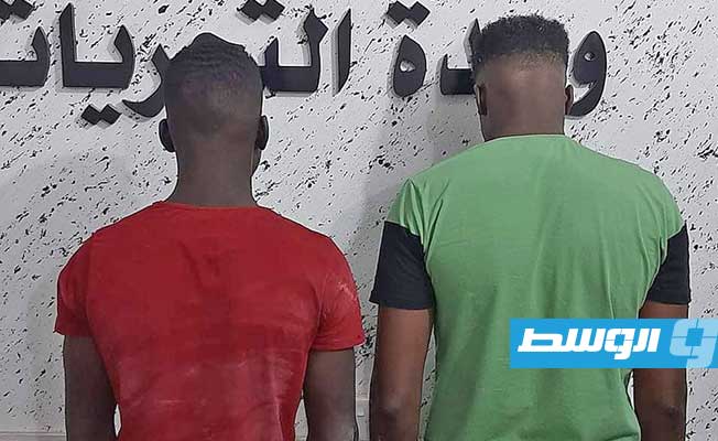 ضبط شخصين متهمين بسرقة عمال أحد مصانع الرخام في أجدابيا
