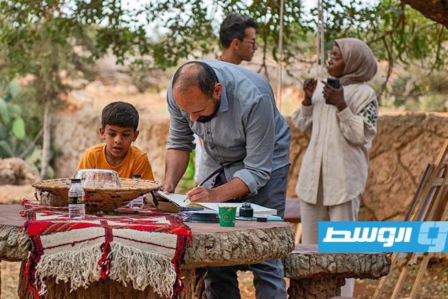 40 عملا فنيا في معرض امنينه والراشدي (فيديو)