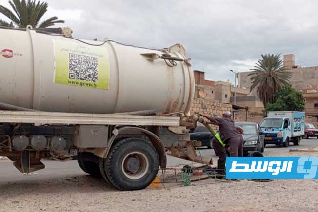 بدء تنظيف غرف تصريف مياه الأمطار في العجيلات