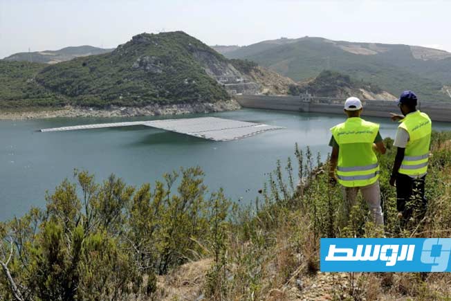المغرب تستخدم الألواح الشمسية العائمة للحد من تبخر مياه السدود