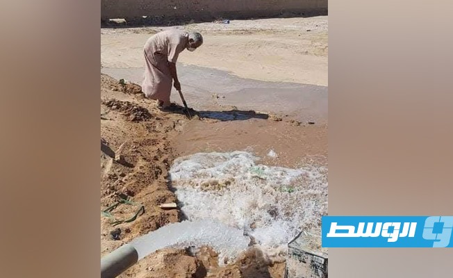حفر بئر مياه في حي المختار بالكفرة