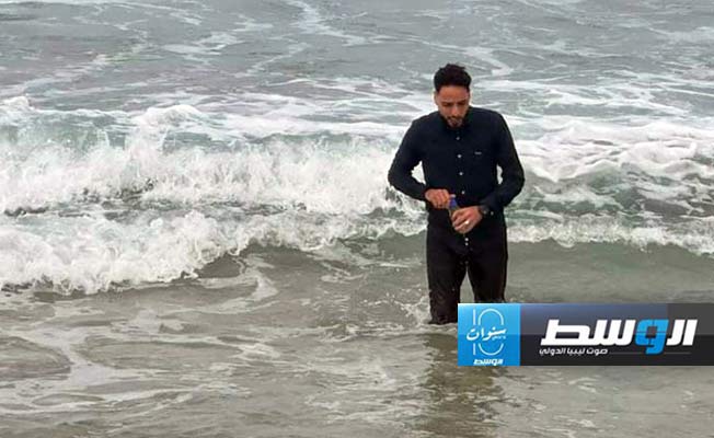سحب عينات من مياه شواطئ سرت للتأكد من صلاحيتها للاصطياف