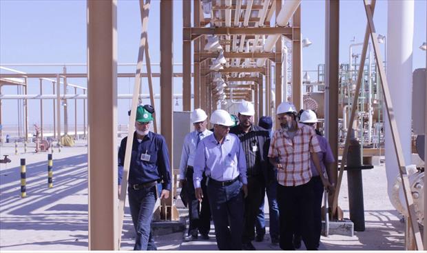 وفد لجنة إدارة «شركة سرت» يزور حقول النفط والغاز