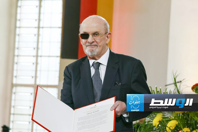 سلمان رشدي ينشر أولى رواياته منذ تعرضه لهجوم السكين العام 2022