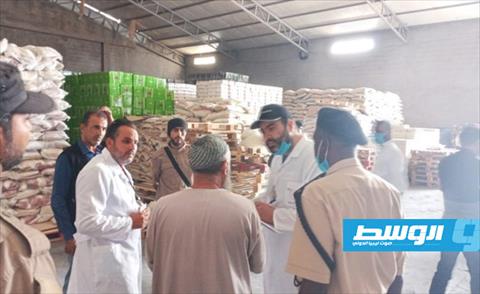 بالصور: غلق مخازن سلع تموينية في الكريمية بطرابلس