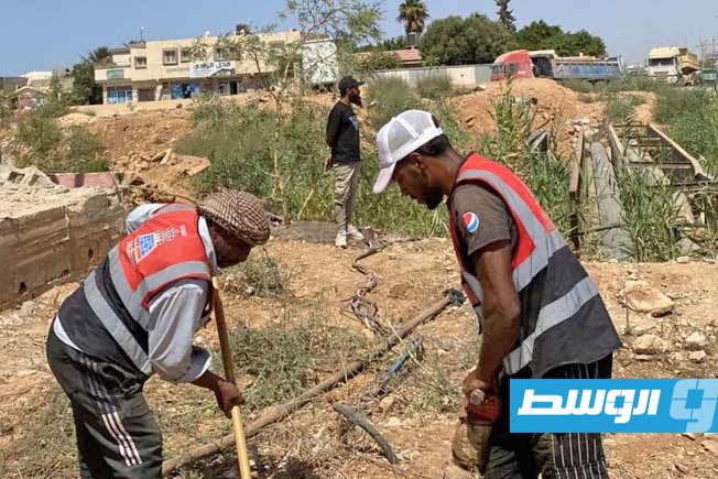 إصلاح كابل كهرباء في بنغازي