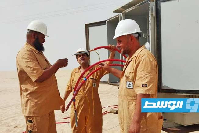 ربط 5 آبار كهربيًا في حقل النافورة بإنتاجية 4 آلاف برميل يوميًا (صور)