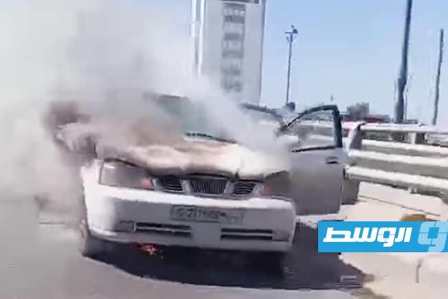 اشتعال النيران في سيارة مواطن فوق كوبري زليتن (فيديو)