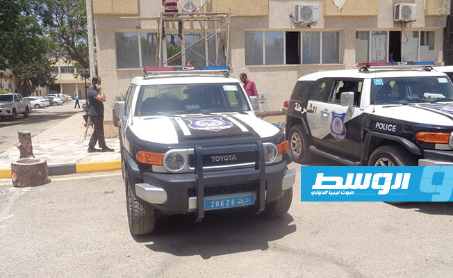 «الداخلية»: حظر دخول أي مركبة معتمة أو لا تحمل لوحات معدنية للمقار الأمنية