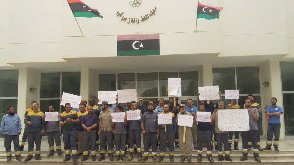 وقفة احتجاجية بسبب تأخر المرتبات في حقل أبوالطفل النفطي