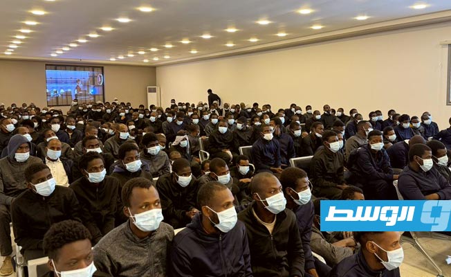 بعد توقف سنوات.. أول ترحيل بري لمهاجرين من ليبيا إلى النيجر