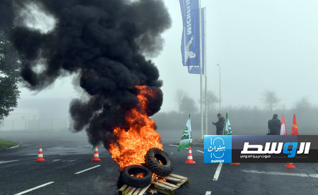 عمال «ميشلان» في فرنسا يحرقون الإطارات احتجاجًا على إغلاق مصنعين